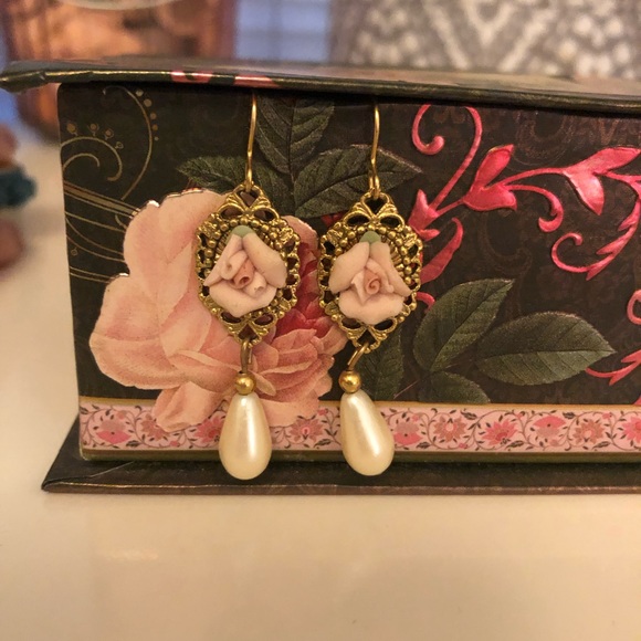 Stacking bracelets and vintage earrings - Picture 6 of 6